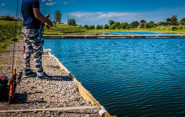 Pêcheur Capture Truite Arc Ciel Lac — Photo