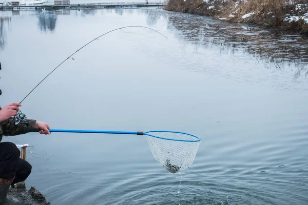 湖でのマス釣り — ストック写真