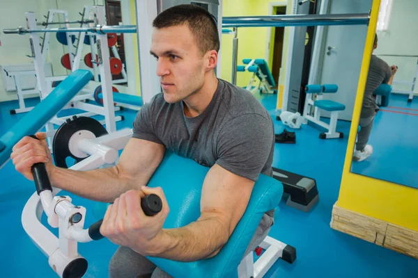 Een Man Gaat Sporten Sportschool — Stockfoto