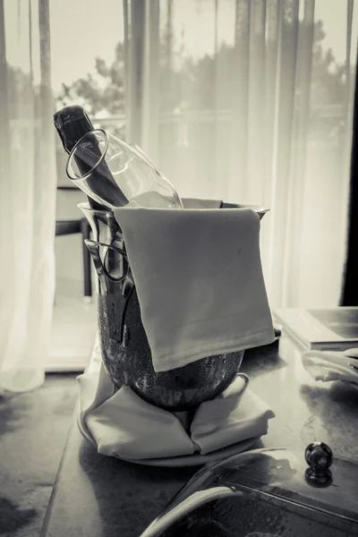 Kbelík Šampaňského Ovoce Stole — Stock fotografie
