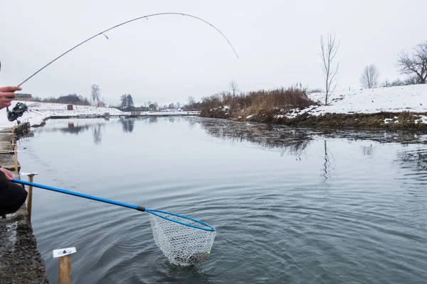 Pesca Alla Trota Sul Lago — Foto Stock