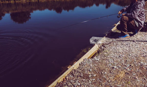 Pescador Pegar Truta Arco Íris Lago — Fotografia de Stock