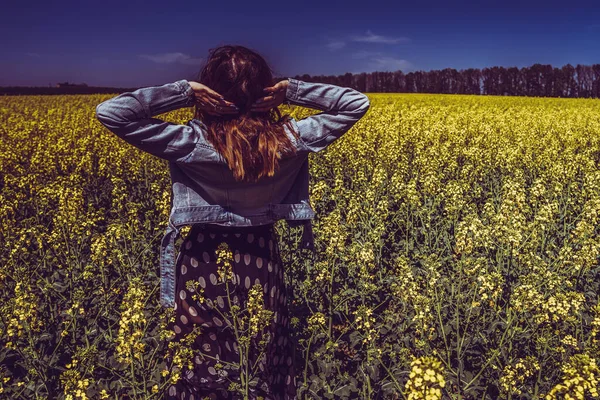 Ein Mädchen Einem Rapsfeld — Stockfoto