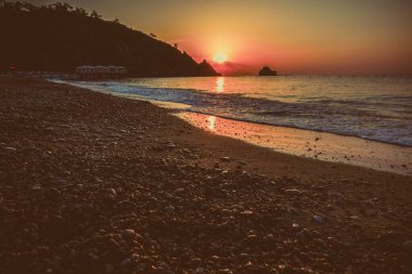 Gündoğumu kumsalda deniz