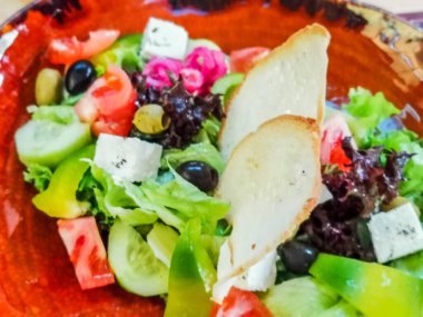 Sebze salatası tabağın arkasında.