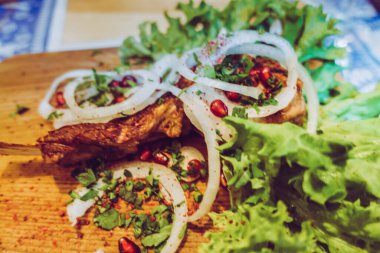 Tahtada dana kaçık. ızgara