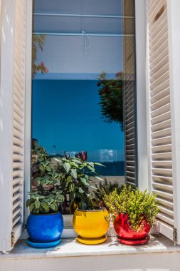 Arka planda tencereler olan güzel pencere