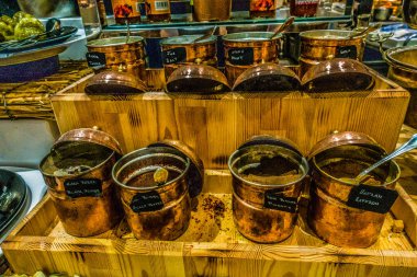 Restoranda açık büfe yemekler