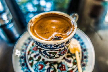 Masanın üzerinde Türk kahvesi