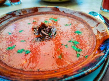 Tabak yiyecek arka planında domates çorbası