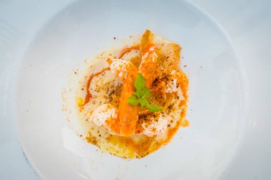 Beyaz bir tabak karides pişmiş