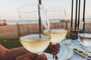 Denizde güzel bir restoranda akşam yemeği