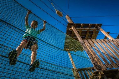 Halat Parkı çocuk tırmanıyor