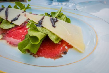 Beyaz bir plaka üzerinde dana Carpaccio