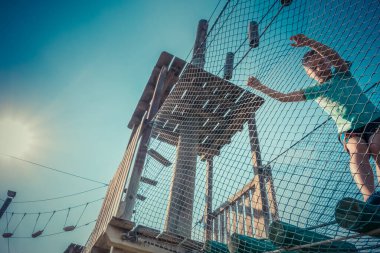 Halat Parkı çocuk tırmanıyor