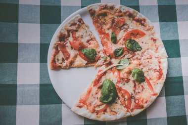 Bir tabakta Pizza margarita