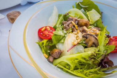 Beyaz bir plaka üzerinde dana Carpaccio