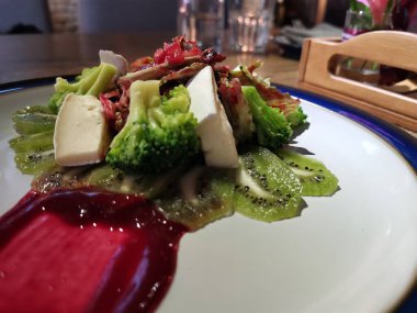 Krem peynirli salata.