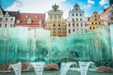 Eski renkli evleri olan Wroclaw merkez pazar meydanı