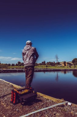 Balıkçı yakalamak gökkuşağı alabalığı Gölü