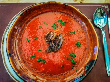 Tabak yiyecek arka planında domates çorbası