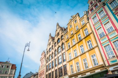 Eski renkli evleri olan Wroclaw merkez pazar meydanı