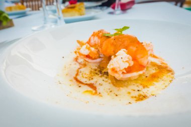 Beyaz bir tabak karides pişmiş