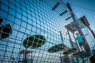 Halat Parkı çocuk tırmanıyor