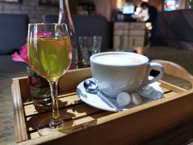 Bir kafede tepside kahve