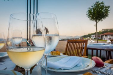 Denizde güzel bir restoranda akşam yemeği