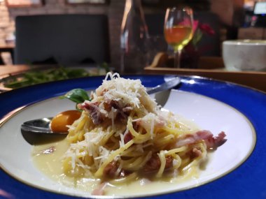 Makarna carbonara bir plaka üzerinde