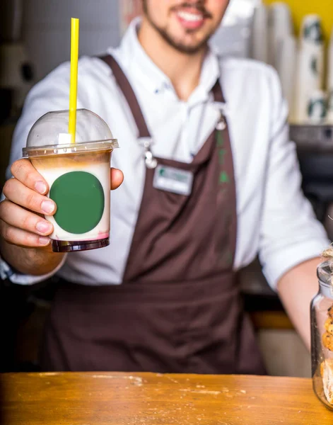 Barista Dělá Kávu Kavárně Pozadí — Stock fotografie