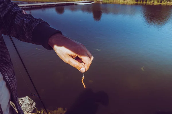 Pescador Pegar Truta Arco Íris Lago — Fotografia de Stock