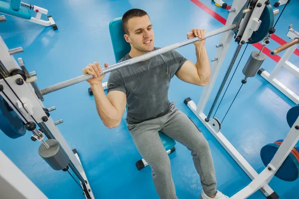 Ein Mann Treibt Sport Der Turnhalle — Stockfoto