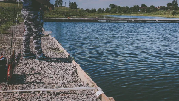 Pescador Pegar Truta Arco Íris Lago — Fotografia de Stock