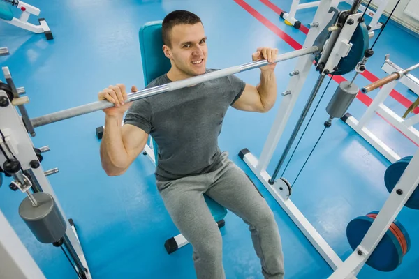 Ein Mann Treibt Sport Der Turnhalle — Stockfoto