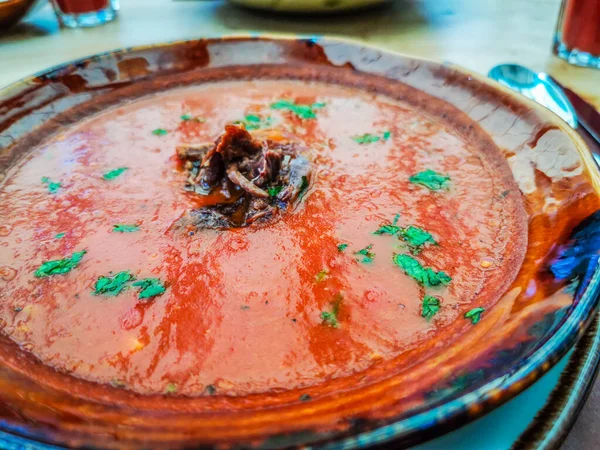 Ντοματόσουπα Στο Πιάτο Τροφίμων Φόντο — Φωτογραφία Αρχείου