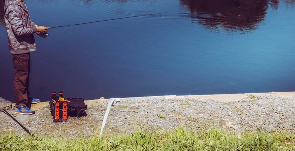 Rybak Złapać Pstrąga Tęczowego Jeziora — Zdjęcie stockowe