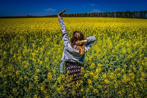 Een Meisje Een Veld Met Koolzaad — Stockfoto