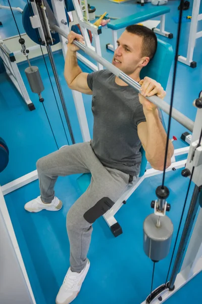 Een Man Gaat Sporten Sportschool — Stockfoto