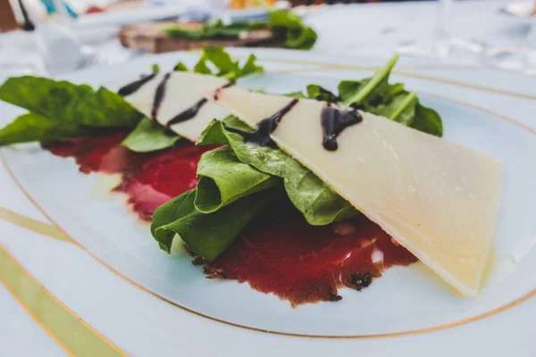 Carpaccio Vitela Uma Chapa Branca — Fotografia de Stock