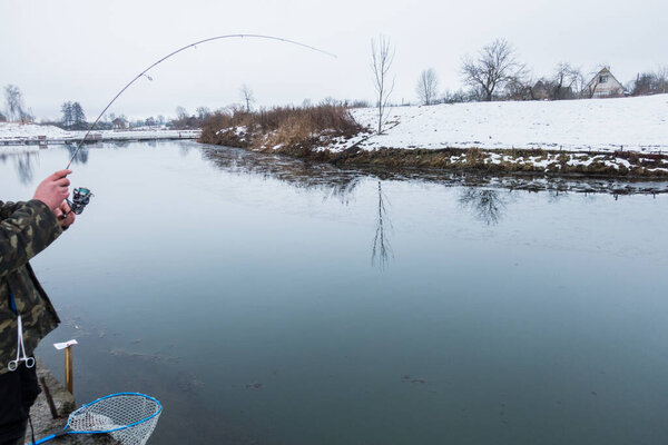 Рыбалка форели на озере
