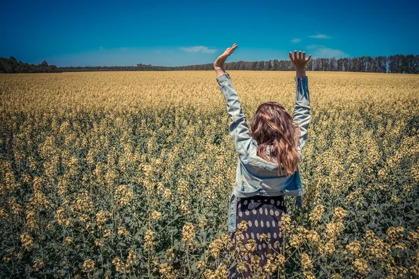 Een Meisje Een Veld Met Koolzaad — Stockfoto