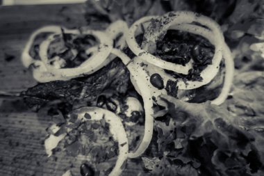 Tahtada dana kaçık. ızgara