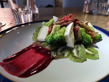 Krem peynirli salata.