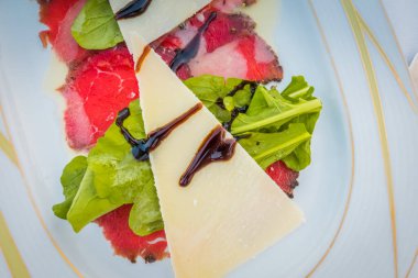 Beyaz bir plaka üzerinde dana Carpaccio