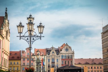 Eski renkli evleri olan Wroclaw merkez pazar meydanı