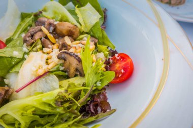 Beyaz bir plaka üzerinde dana Carpaccio