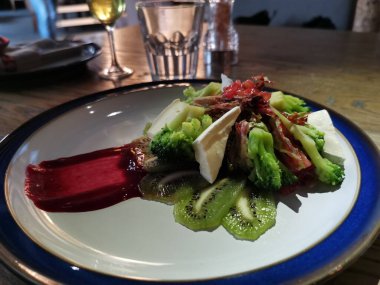 Krem peynirli salata.