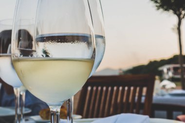 Denizde güzel bir restoranda akşam yemeği